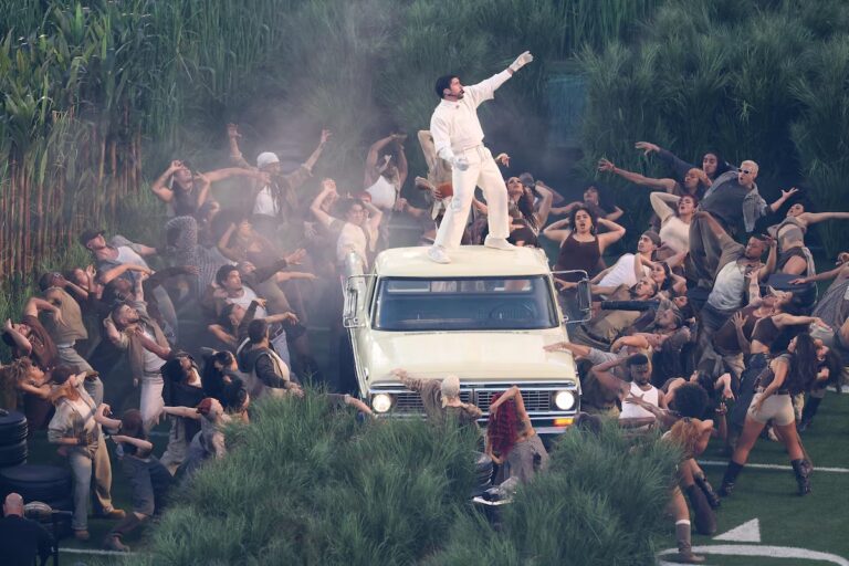 Show de Bad Bunny no Super Bowl; ao nomear todos os países do continente como parte da América, artista tensionou uma ideia histórica de pertencimento construída pela exclusão Foto: ISHIKA SAMANT