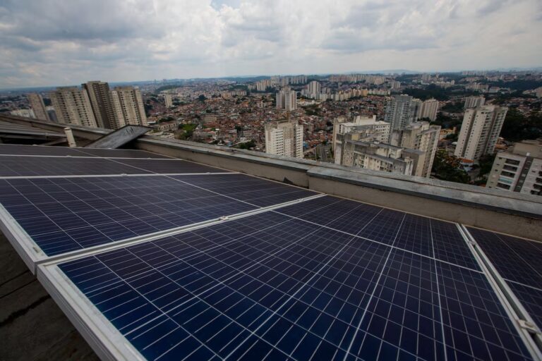 Painéis de energia solar em São Paulo; expansão solar tem pressionado tarifas para baixo Foto: Tiago Queiroz/Estadão