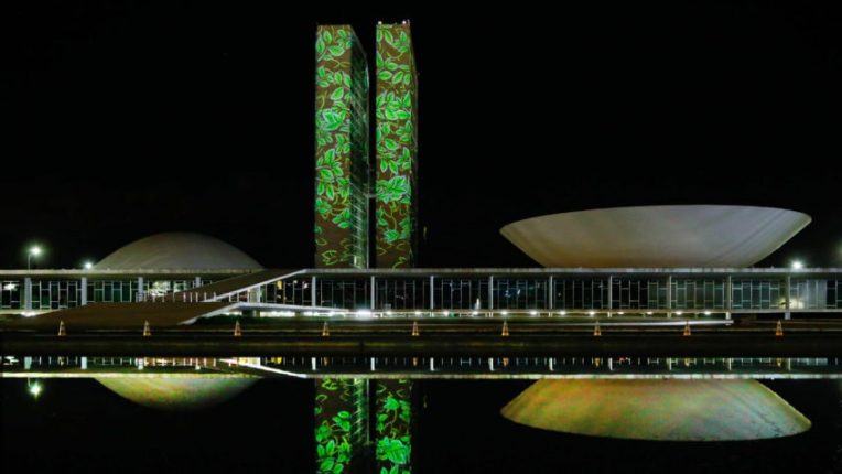 Projecão nas torres do Congresso Nacional, em comemoração ao dia Mundial do Meio Ambiente, chama a atenção para a necessidade de manter as florestas em pé, criar soluções sustentáveis para o meio ambiente urbano e a necessidade de restaurar os ecosistemas.O ato é uma iniciativa da Comissão do Meio Ambiente do Senado, Junho Verde.Sérgio Lima/Poder360 05.06.2021