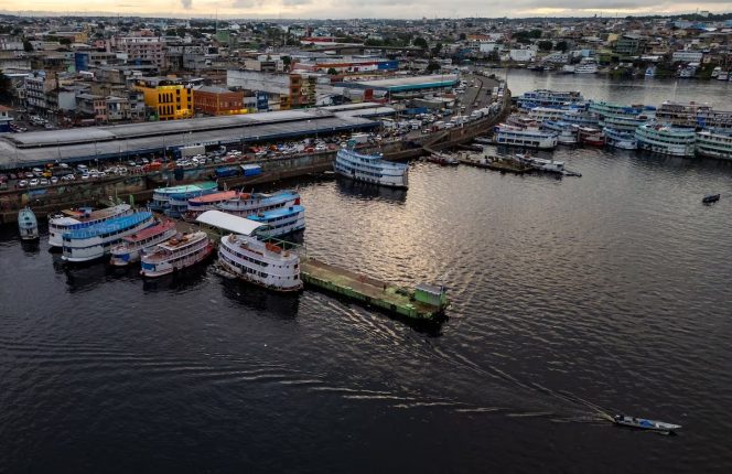 Centro de Manaus; cidade tem economia baseada em serviços, administração pública e em uma indústria pouco integrada aos recursos florestais Foto: Pedro Kirilos/Estadão